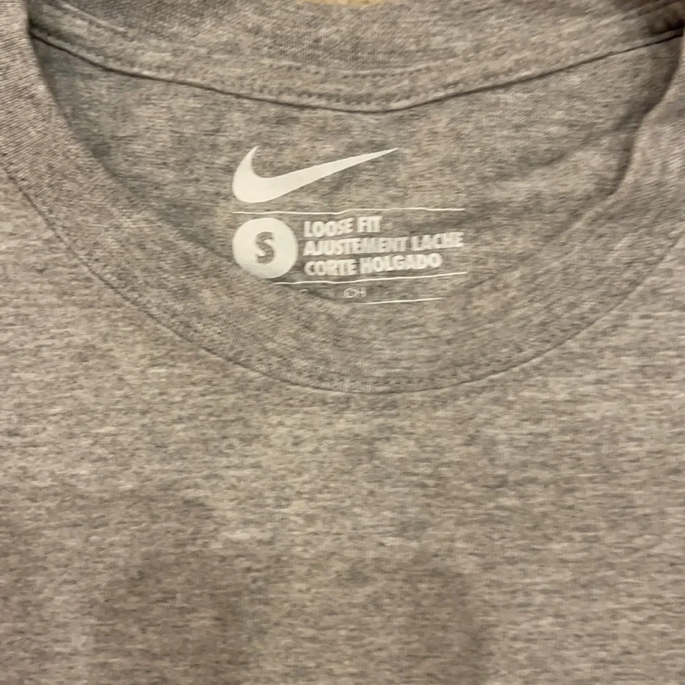 NIKE Butler University Golf Grey Short Sleeve T Shirt Size Small - Picture 3 of 3